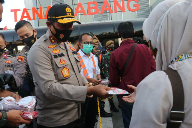 Kapolda Metro Jaya Irjen Pol Nana Sudjana membagikan masker di sekitar Stasiun Tanah Abang, Jakarta.  Foto: Dok. Polda Metro Jaya