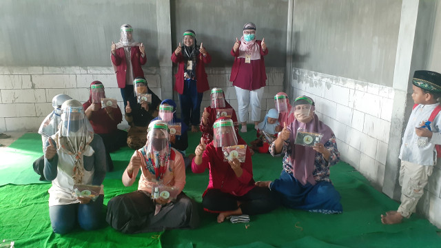 19 Agustus 2020 jadi hari di mana ibu rumah tangga di Desa Panjerejo mengikuti pelatihan pembuatan face shield bersama PMM UMM kelompok 58