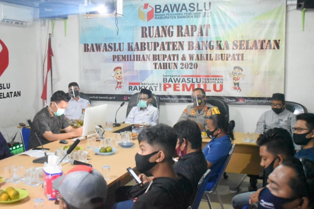 Suasana pada Forum Rapat Dalam Kantor Di Bawaslu Basel