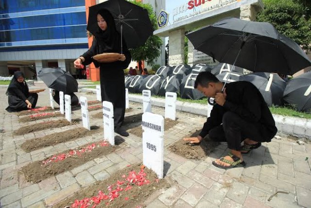 Mahasiswa Fakultas Hukum UMSurabaya memperingati hari HAM Internasional bertajuk DOSA (Do Action and Solidarity) for Indonesia