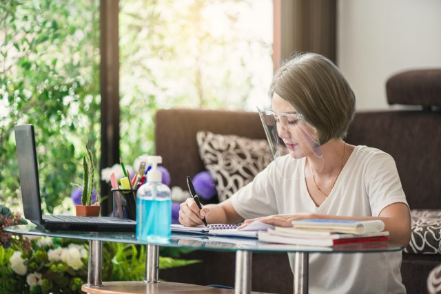 Tips sehat berkegiatan di rumah saat fase adaptasi baru dimulai. Foto: Shutterstock
