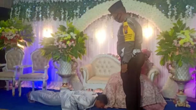 Tak Pakai Masker Saat Menikah, Pengantin Pria Dihukum Push Up di Atas Pelaminan