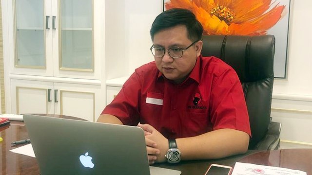Calon Wakil Bupati Minahasa Utara Kevin William Lotulung mengikuti sesi sekolah partai secara daring