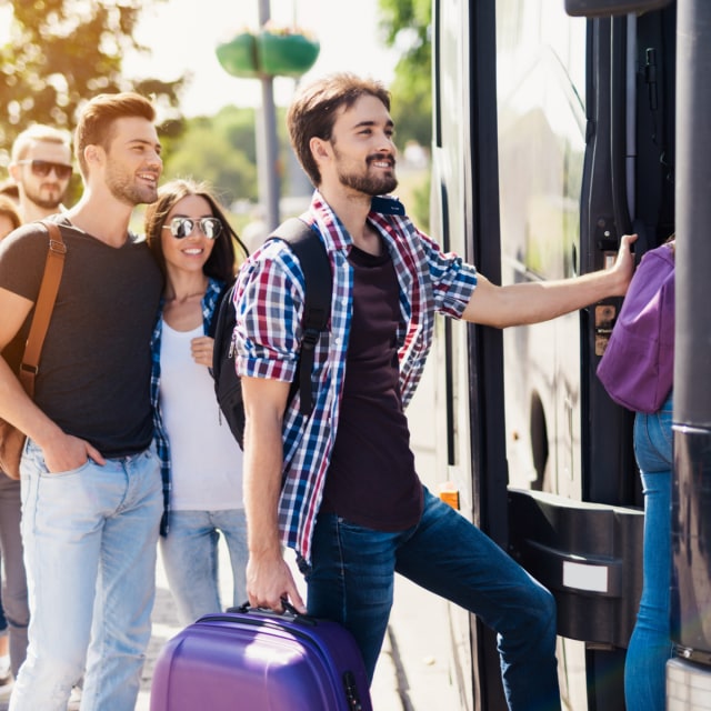 Ilustrasi traveling menggunakan bus Foto: Shutter Stock