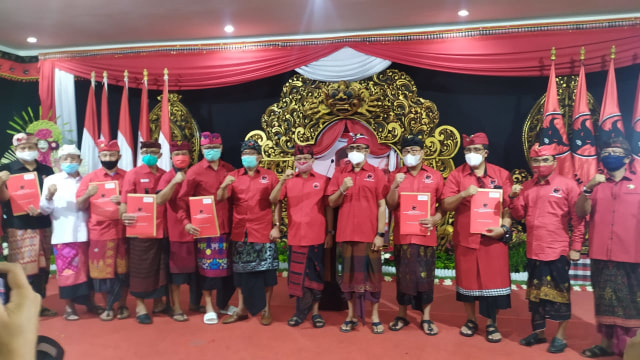 Ketua PDIP Bali Wayan Koster (tengah) -IST