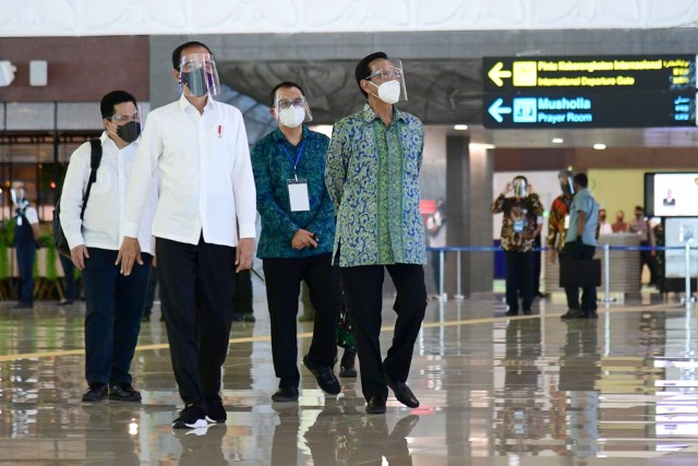 Presiden Joko Widodo didampingi Gubernur DI Yogyakarta Sri Sultan HB X meninjau Yogyakarta International Airport (YIA) di Kulonprogo, DI Yogyakarta, Jumat (28/8). Foto: Biro Pers Kepresidenan