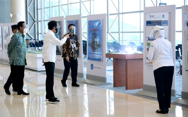 Presiden Joko Widodo didampingi Gubernur DI Yogyakarta Sri Sultan HB X meninjau Yogyakarta International Airport (YIA) di Kulonprogo, DI Yogyakarta, Jumat (28/8). Foto: Biro Pers Kepresidenan