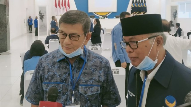 Paman Bobby Nasution, Doli Sinomba Siregar dan pasangan M Yusuf Siregar saat mengambil SK dukungan di Kantor DPW NasDem Sumut. Foto: Dok. Istimewa