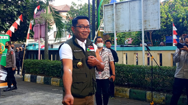 Gubernur Jawa Barat Ridwan Kamil memamerkan lengannya usai disuntik vaksin corona. Foto: Dok. Istimewa