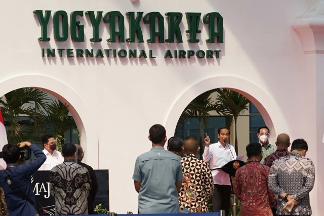 Presiden Joko Widodo (kedua kanan) didampingi Menteri BUMN, Erick Thohir (kiri) dan Gubernur DI Yogyakarta Sri Sultan HB X (kanan) memberikan sambutan saat meresmikan Yogyakarta International Airport (YIA) di Kulonprogo, DI Yogyakarta, Jumat (28/8). Foto: Andreas Fitri Atmoko/Antara Foto