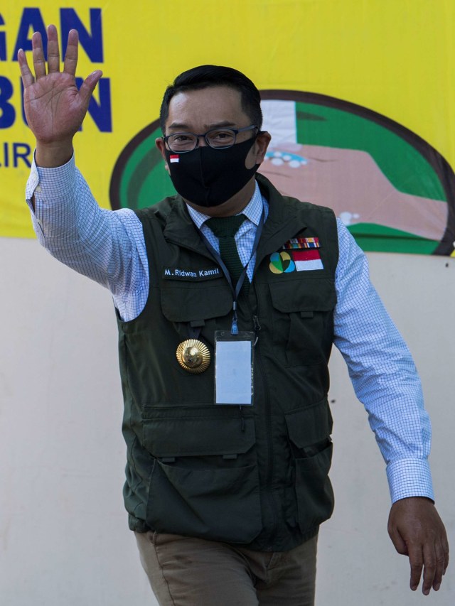 Gubernur Jawa Barat Ridwan Kamil melambaikan setibanya di puskesmas Garuda, kecamatan Andir, Bandung, Jawa Barat, Jumat (28/8). Foto: M Agung Rajasa/Antara Foto