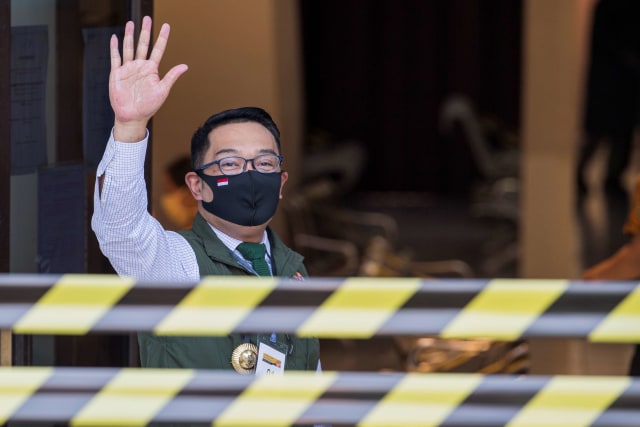 Gubernur Jawa Barat Ridwan Kamil melambaikan setibanya di puskesmas Garuda, kecamatan Andir, Bandung, Jawa Barat, Jumat (28/8). Foto: M Agung Rajasa/Antara Foto
