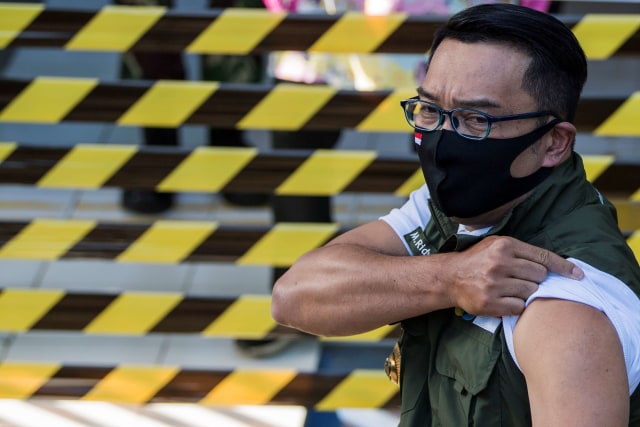 Gubernur Jawa Barat Ridwan Kamil menunjukkan tanda suntik vaksin di puskesmas Garuda, kecamatan Andir, Bandung, Jawa Barat, Jumat (28/8). Foto: M Agung Rajasa/Antara Foto