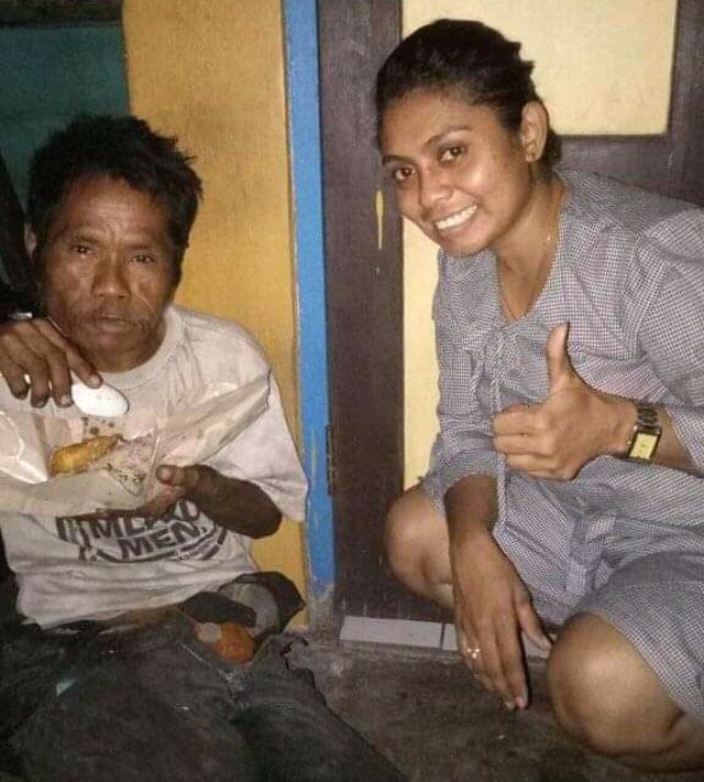 Maria Fransiska Du'a Ika saat bersama seorang ODGJ di Kota Ende. Foto: istimewa.