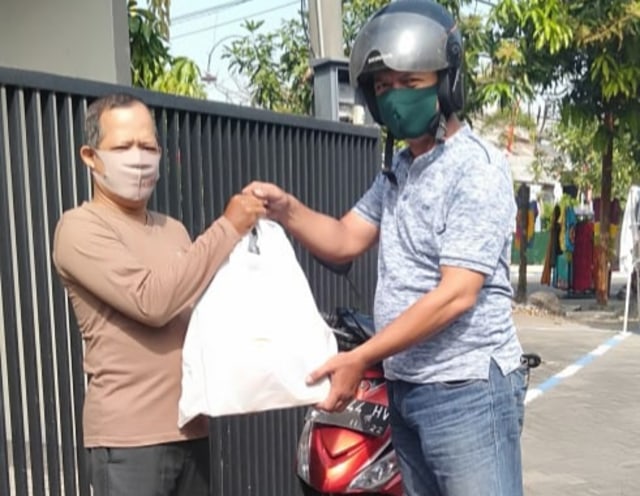 Bagus Prakoso (baju cokelat) founder Mas Terno dan mitra pengemudi. 