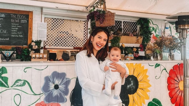 Acha Sinaga dan anaknya, Lucas. Foto: Instagram/@achasinaga