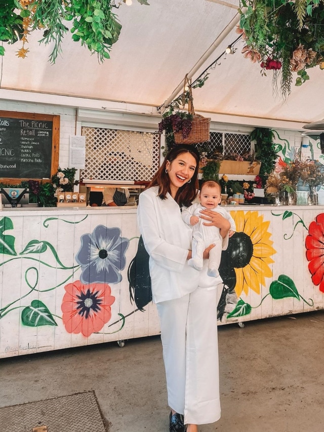 Acha Sinaga dan sang anak, Lucas. Foto: Instagram/@achasinaga