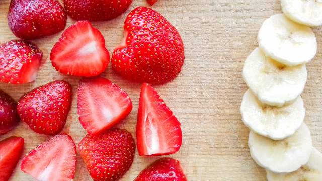 Ilustrasi pisang dan stroberi. Foto: Shutter Stock