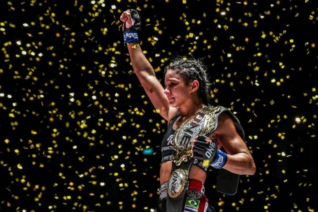 Allycia Hellen Rodrigues jadi juara baru ONE Atomweight Muay Thai usai mengalahkan Stamp Fairtex dalam ajang ONE: A NEW BREED (ONE Championship)