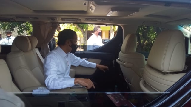 Presiden Jokowi nyekar ke makam ibunya di Solo. Foto: kumparan