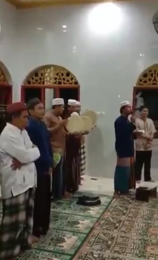 Viral penampakan sosok mirip pocong saat warga salawatan di sebuah masjid di Kampung Stangkle, Depok, Jawa Barat. (Foto: Twitter @Chynnob_ )