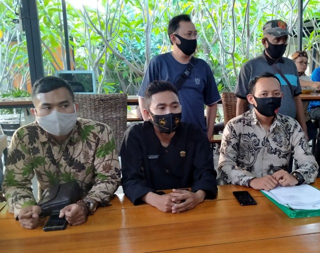 Kuwu Gebag Kulon Andi Subandi (tengah) bersama kuasa hukumnya Arif Rahman (kanan). (Juan)