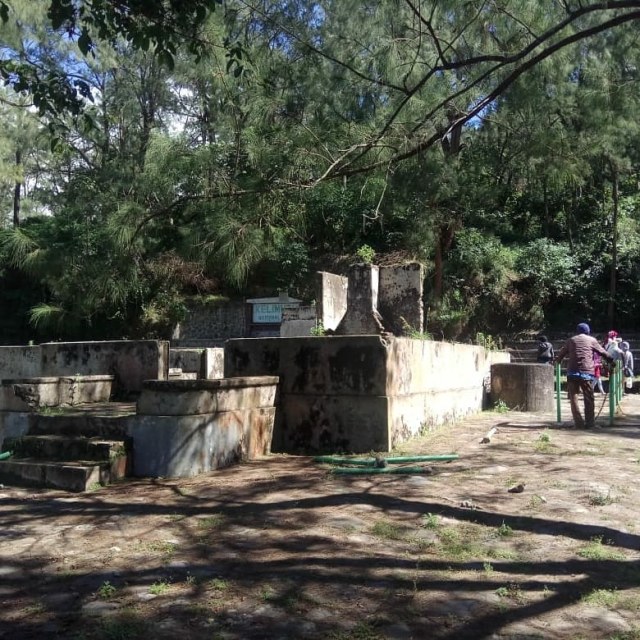 Lokasi peristirahatan Bangsa Belanda yang masih tersisa puing-puing di Kawasan Taman Nasional Kelimutu (TNK) Kabupaten Ende. Foto : Istimewa.