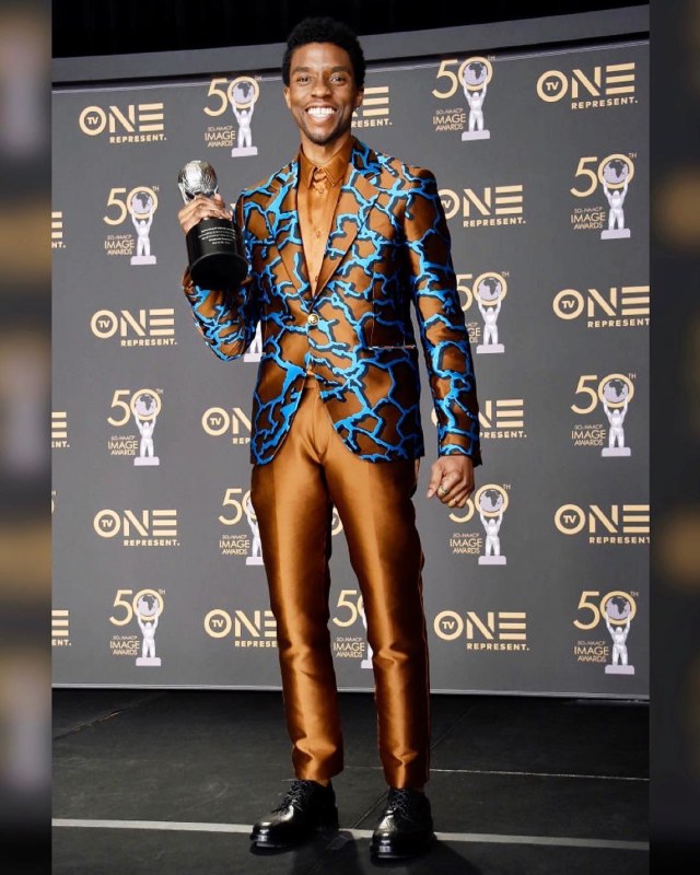 Gaya Chadwick Boseman di NAACP Image Awards 2019 Foto: chadwickboseman