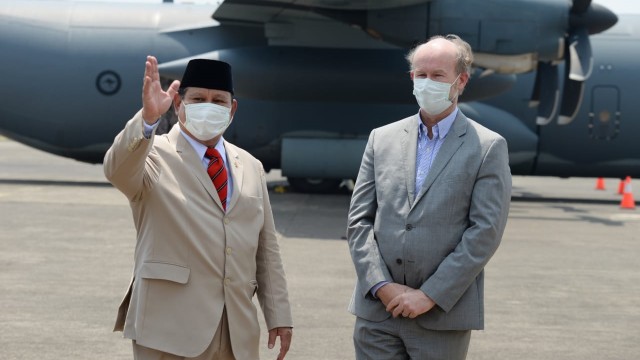 Menteri Pertahanan Prabowo Subianto saat menerima bantuan APD dari pemerintah Australia. Foto: Kemhan