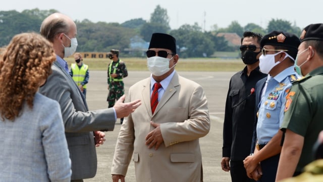 Menteri Pertahanan Prabowo Subianto saat menerima bantuan APD dari pemerintah Australia.  Foto: Kemhan