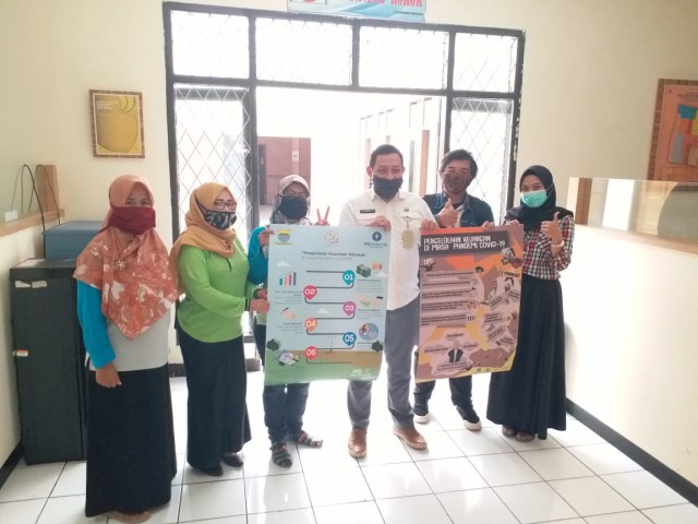 Penyerahan poster sosialisasi manajemen keuangan di masa pandemi COVID-19