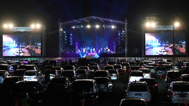 Suasana konser New Live Experience 2020 di Parkir Barat JIExpo Kemayoran, Jakarta, Sabtu (29/8). Foto: Puspa Perwitasari/ANTARA FOTO