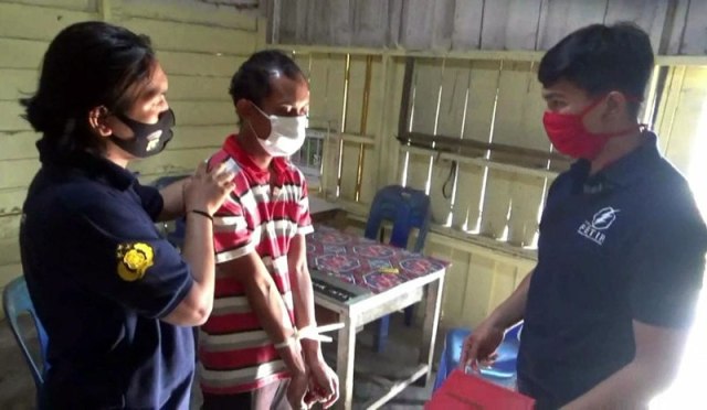 Saat polisi menangkap pelaku pencabulan di rumahnya. Foto: Jambikita.id