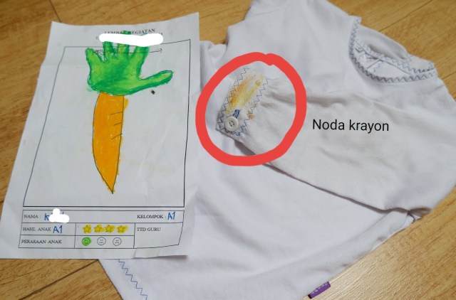Seragam yang terkena noda krayon setelah mewarnai. Dok. pri.