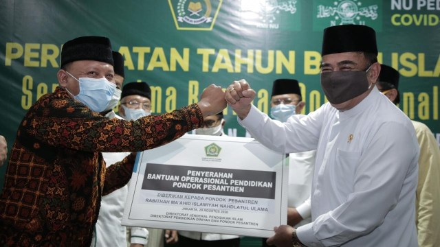 Menag Fachrul Razi serahkan bantuan ke pesantren.  Foto: Kemenag