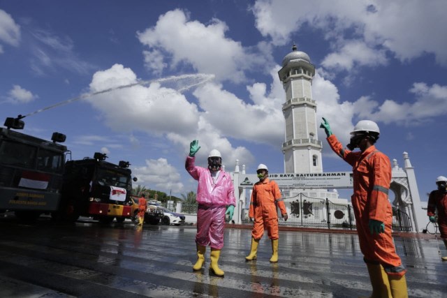 Water Canon milik polisi dikerahkan untuk penyemprotan disinfektan di Kota Banda Aceh, 18 April 2020. Foto: Humas Banda Aceh