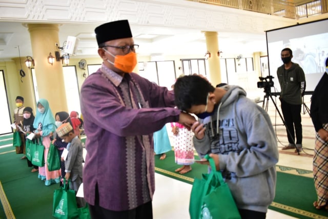 Santunan Unisma. Foto: dok