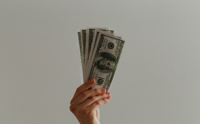 Ilustrasi orang pamer. Foto: Unsplash.com/jpvalery