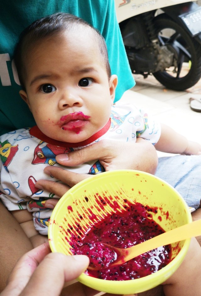 MPASI bayi yang berwarna-warni. Pakaian bayi jadi penuh noda