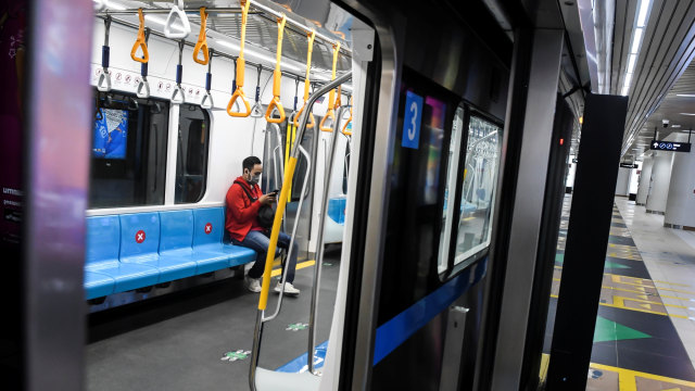 Penumpang berada di dalam angkutan kereta Moda Raya Terpadu (MRT) di Jakarta, Minggu (30/8). Foto: Muhammad Adimaja/ANTARA FOTO