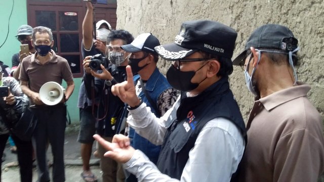 Wali Kota Bogor Bima Arya meninjau ke rumah warga yg positif corona. Foto: kumparan