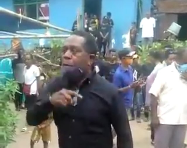Penyanyi nasional asal Papua Edo Kondologit, minta keadilan atas kematian keluarganya, karena dianiaya di ruang tahanan Polres Sorong Kota, foto : Istimewa