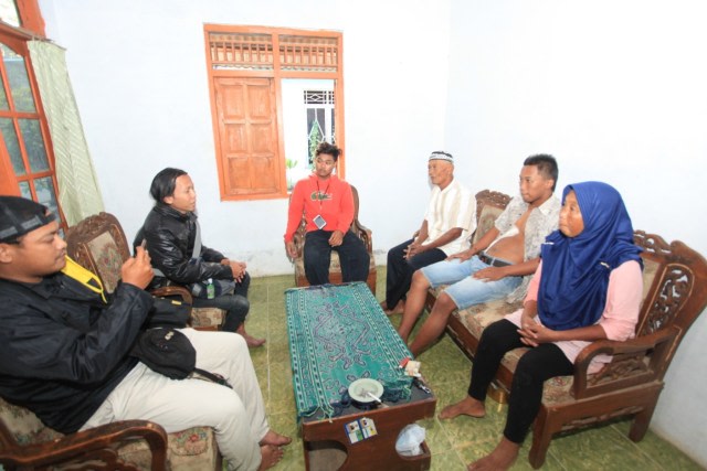Perwakilan Tim Tugu Jogja memberikan HP dari kumparanDerma pada pelajar di Gunungkidul yang alami pembacokan dan perampasan, Minggu (30/8/2020) sore. Foto: Erfanto/TuguJogja.