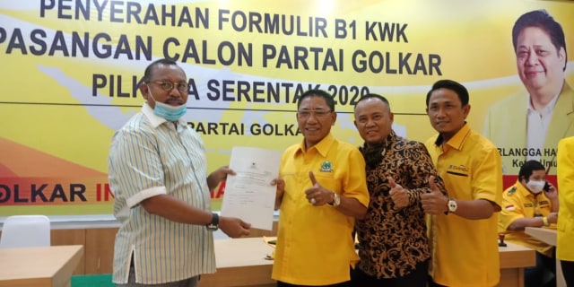 Calon wali kota M. Hasan Bay (kedua dari kiri) dan calon wakil wali kota M. Asghar Saleh (kedua dari kanan) saat menerima SK B1.KWK Partai Golkar. Foto: Istimewa