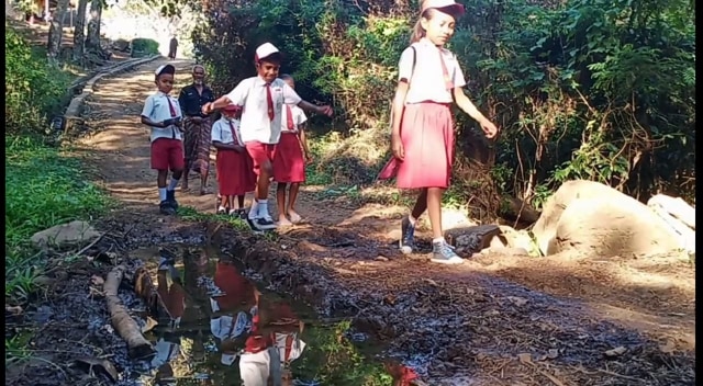 Pelajar SDN Glak berjalan kaki ke sekolah setiap harinya. Foto: Ola Keda.