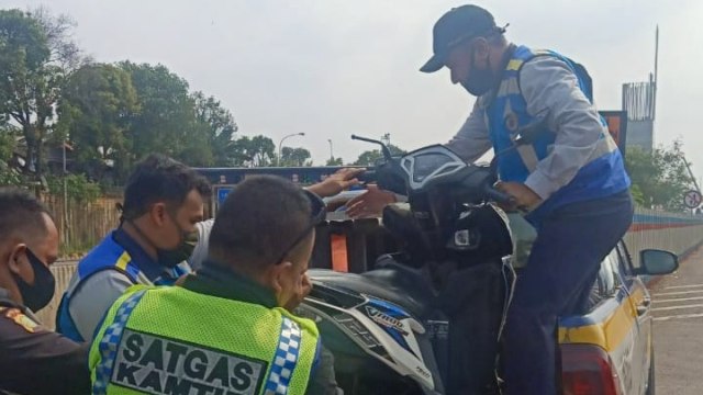 Petugas Jasa Marga mengevakuasi motor yang masuk Tol Cikampek. Foto: Jasa Marga
