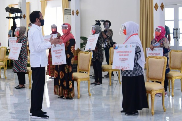 Presiden Jokowi Serahkan Banpres ke Usaha Mikro. Foto: dok. BNI