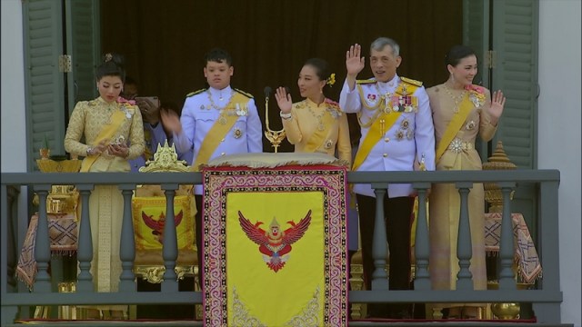 Raja Rama X dan keluarga menyapa rakyatnya dari balkon Suddhaisavaraya Prasad Hall, Istana Grand Palace setelah upacara penobatan tanggal 6 Mei 2019 (dari kiri ke kanan: Putri Sirinnavari, Pangeran Dipangkorn, Putri Bajrakitiyabha, Raja Rama X, dan Ratu Suthida). Sumber foto: Thailand Public Relations Department.