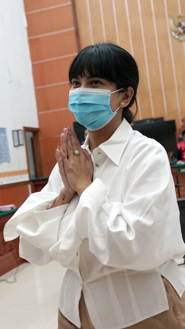 Vanessa Angel didampingi suaminya usai menjalani sidang perdana terkait kasus penyalahgunaan dan kepemilikan narkotika di Pengadilan Negeri Jakarta Barat, Jakarta, Senin, (31/8). Foto: Ronny