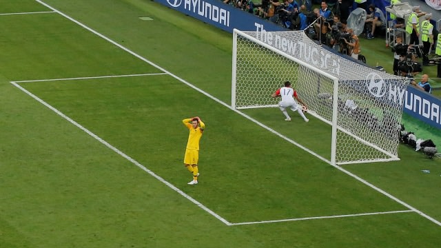 Blunder Hugo Lloris saat menghadapi Kroasia. (Foto: Maxim Shemetov/Reuters)